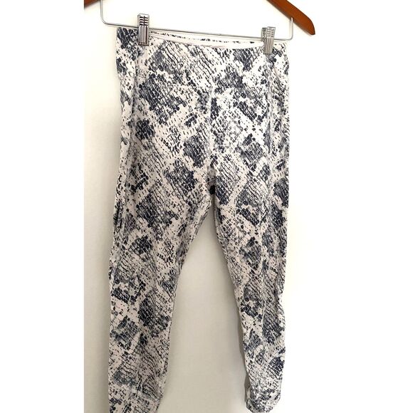 Title Pink Victoria's Secret Snake Print Cream Gray Ankle Leggings Stretchy Sz M - Picture 4 of 7